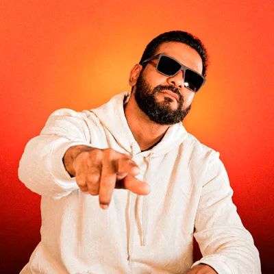 NuTom de óculos escuros em fundo laranja